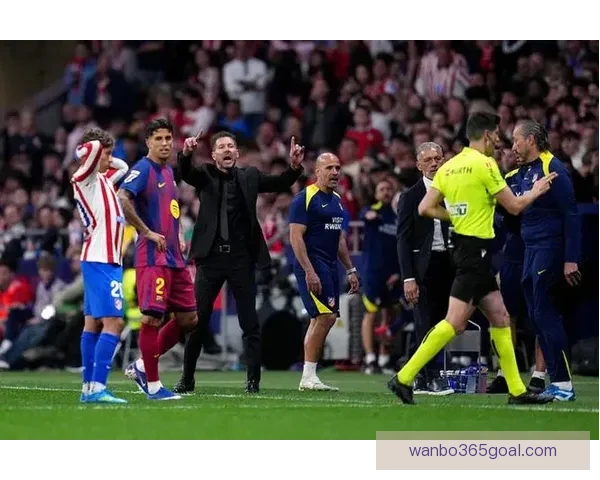 巴萨中卫蹬踏染红后获改判 西蒙尼愤怒挥手 马竞官方质疑判罚